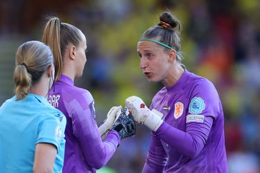 Sari van Veenendaal OUT op EK! Keepster Oranje Leeuwinnen moet toernooi verlaten met schouderblessure