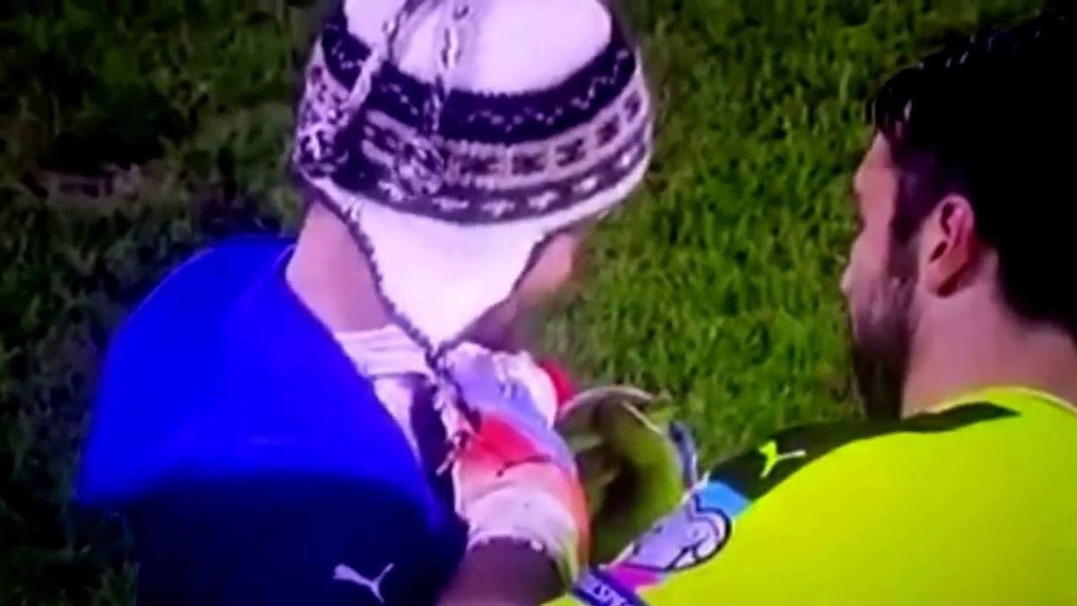 Buffon zet tijdens wedstrijd handtekening op shirt fan (video)