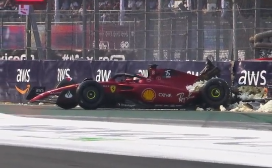 🎥 | ZIEN! Charles Leclerc crasht Ferrari vol de hekken in tijdens VT2 GP van Mexico