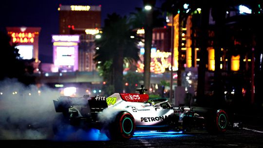 🎥​ | Lewis Hamilton en co vermaken publiek in Las Vegas met 'donuts'