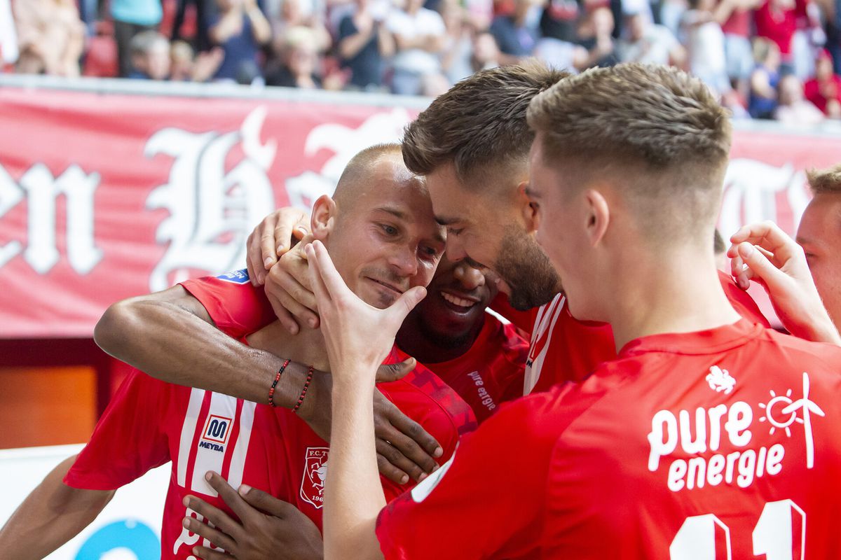 Na sterke 1e helft houdt Twente stand tegen PSV, dat zijn eerste puntverlies slikt