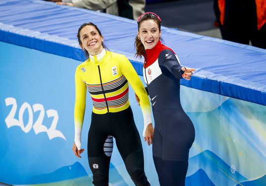 Suzanne Schulting in 6e kwartfinale 1.500 meter tegen vriendin Hanne Desmet