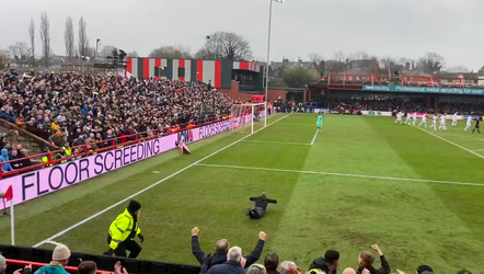 🎥 | FA Cup: Leeds United-fan rent het veld op en doet hilarische 'worm'-dans