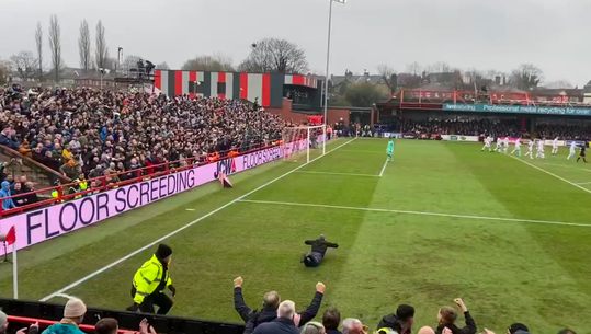 🎥 | FA Cup: Leeds United-fan rent het veld op en doet hilarische 'worm'-dans