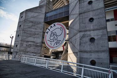 Stadionverbod voor Ajax-supporter die steward probeerde te zoenen
