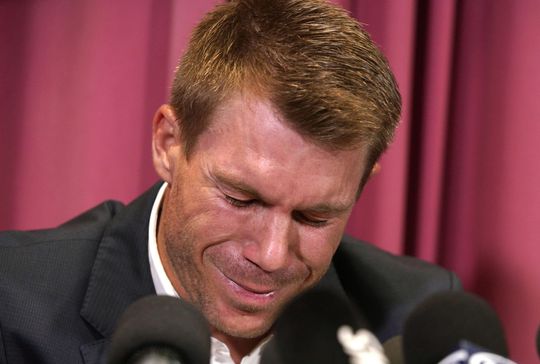 Warner kondigt na cricketschandaal huilend zijn afscheid aan (video)