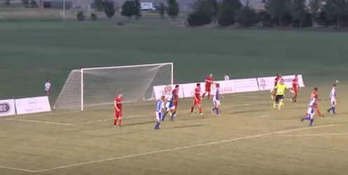 Amerikaanse keeper is held na goal vanuit eigen zestien (video)