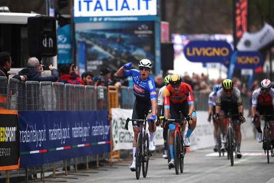 'Ongelooflijke' Mathieu van der Poel helpt Jasper Philipsen aan ritzege Tirreno–Adriatico