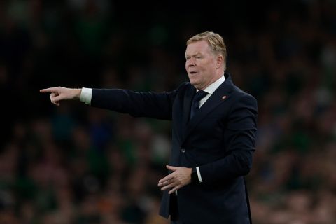 Bondscoach Ronald Koeman hard voor doelman Mark Flekken: 'Mag die bal nooit zo spelen'