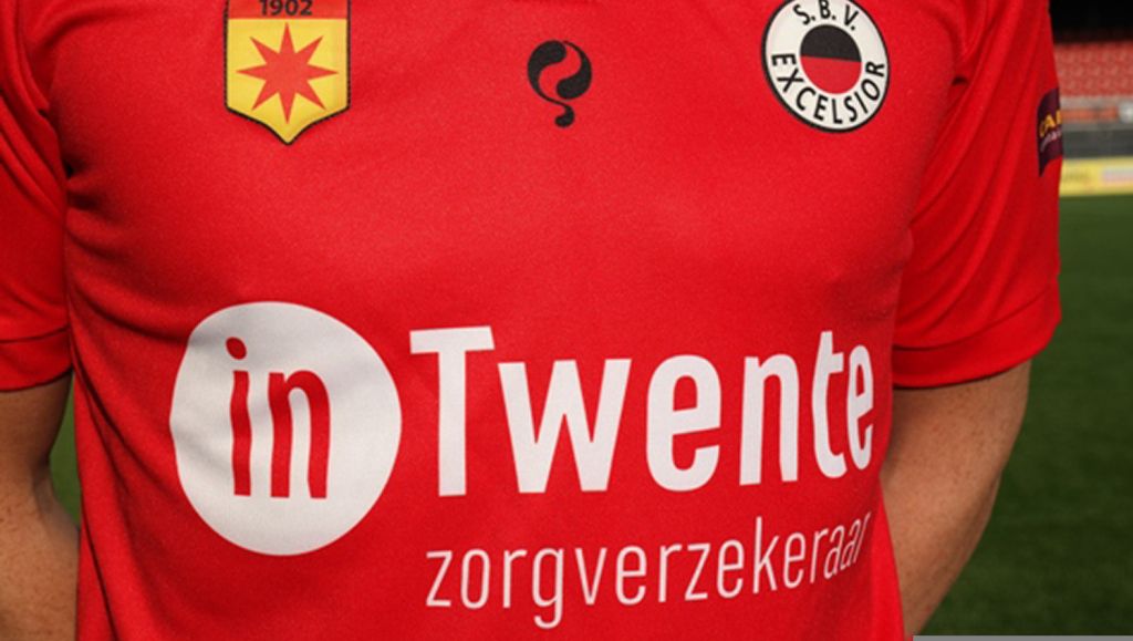 Excelsior tegen Heracles met 'Twente' op rood shirt