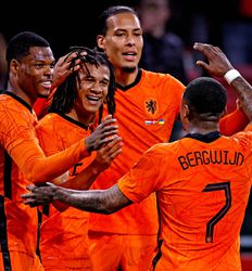 Shirtjes van Nederlands elftal tegen Denemarken geveild voor 53.000 euro, alles naar Oekraïne