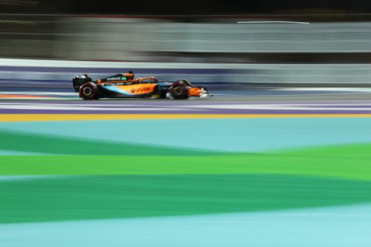 Dit is de startopstelling voor GP Saudi-Arabië (met 3 strafplekken Ricciardo)