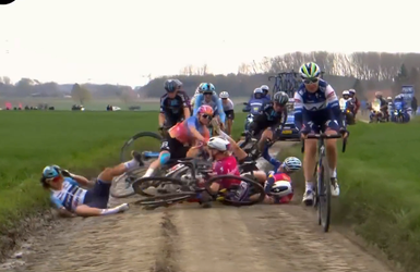 🎥 | NEE! Longo Borghini schoffelt favorieten neer met grote val in Parijs-Roubaix