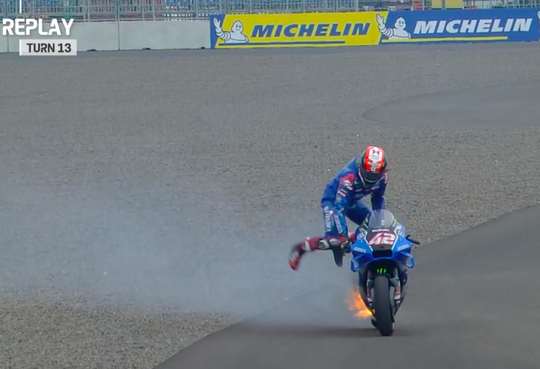 🎥 | Álex Rins met de schrik vrij: MotoGP'er springt van brandende machine af