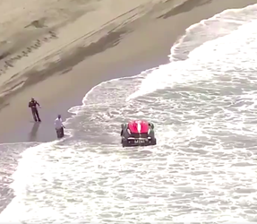 Hoe krijgt hij het voor elkaar? Dakar-racer crasht en parkeert wagen in de zee (video)