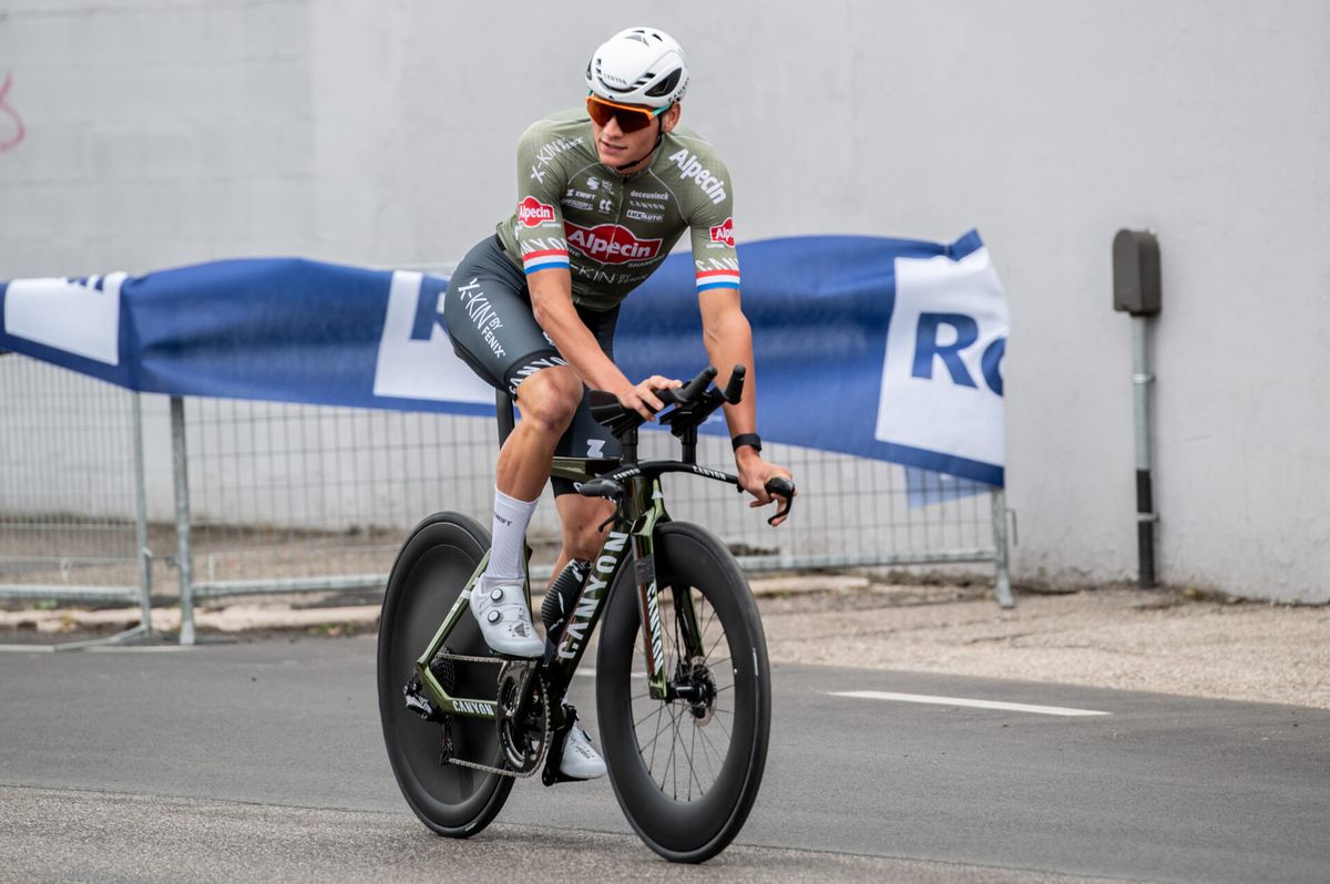 Van der Poel is terug en pakt gelijk een medaille: brons bij WK gravel