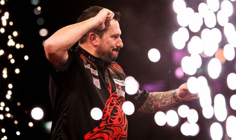 Fenomenaal! Jonny Clayton doet Michael van Gerwen pijn met superieure break
