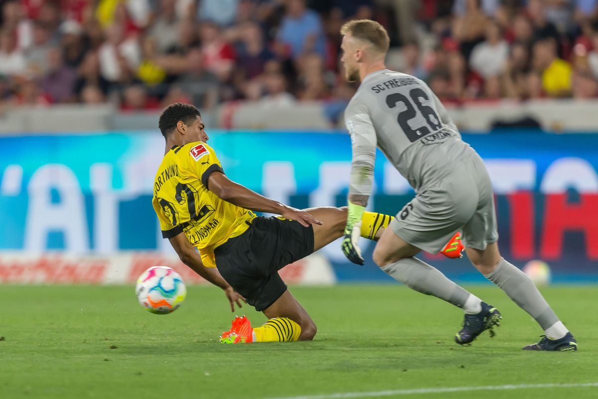 Mede door blunder van Mark Flekken wint Borussia Dortmund van Freiburg