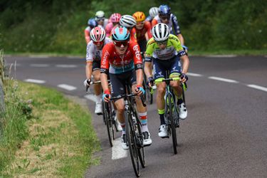 Zelfs rustdag in Tour de France is gevaarlijk: Maxim Van Gils knalt tegen vrachtwagen op