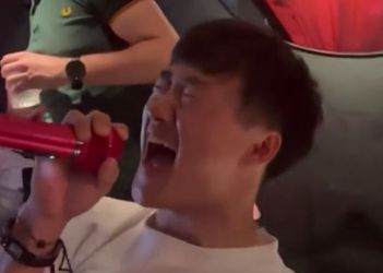 🎥 | Geluid aan (of uit?)! Yuki Tsunoda en Pierre Gasly in de karaokebar