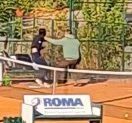 🎥 | Tennisvader die dochter (14) mishandelt schokt tenniswereld: 'Mijn bloed kookt'