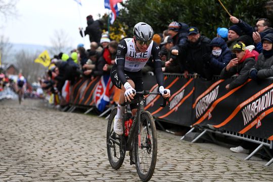 Tadej Pogacar is Van der Poel met oppermachtige solo de baas in Ronde van Vlaanderen