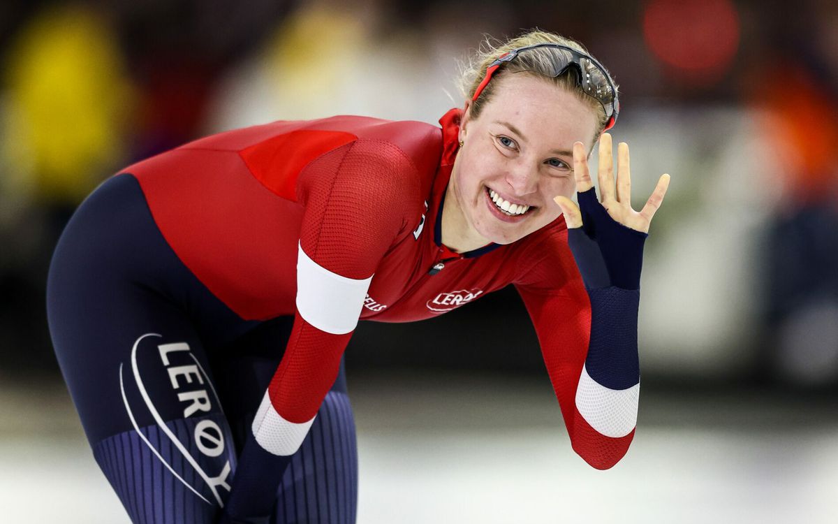 Irene Schouten legt het op 3 km af tegen raggende Ragne Wiklund bij WK afstanden