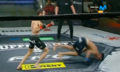 🎥 | 'Faceplant' voor MMA-vechter nadat hij KO gaat na dit KEIHARDE knietje