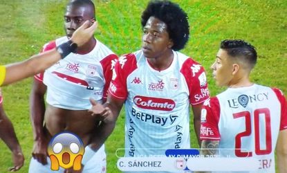Wat is dit? Colombiaanse voetballer toont geslachtsdeel aan tegenstander bij vrije trap