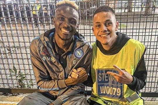 Victor Osimhen probeert baan van steward die om selfie vraagt te redden: 'Hij was erg behulpzaam'