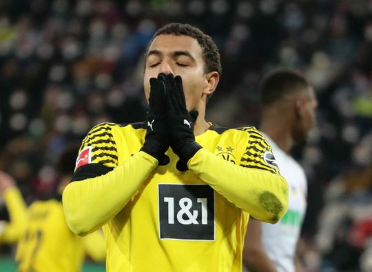 Borussia Dortmund zorgt door gepruts bij Augsburg voor nog grotere achterstand op Bayern