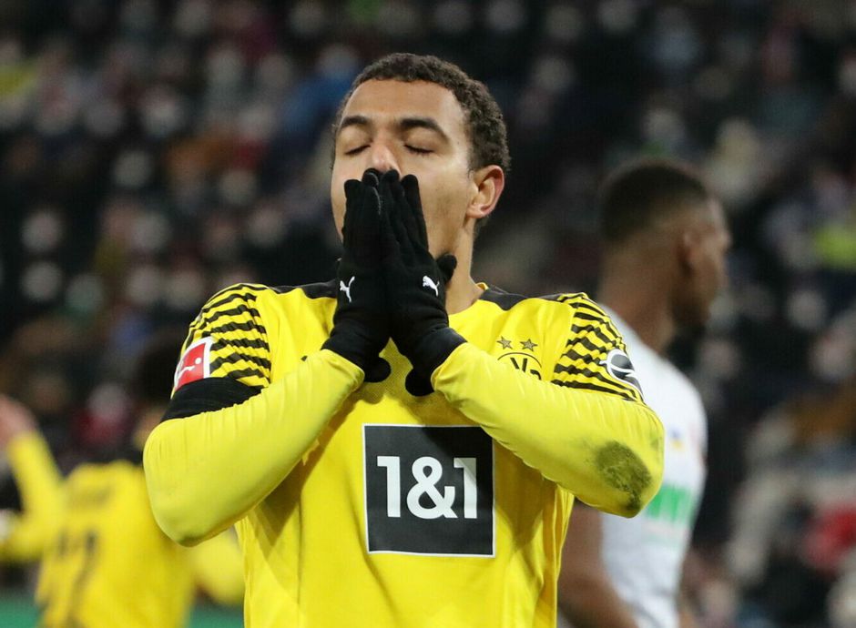 Borussia Dortmund zorgt door gepruts bij Augsburg voor nog grotere achterstand op Bayern