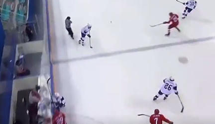 Au! IJshockey scheids geeft assist met borst en helpt Russen op voorsprong (video)