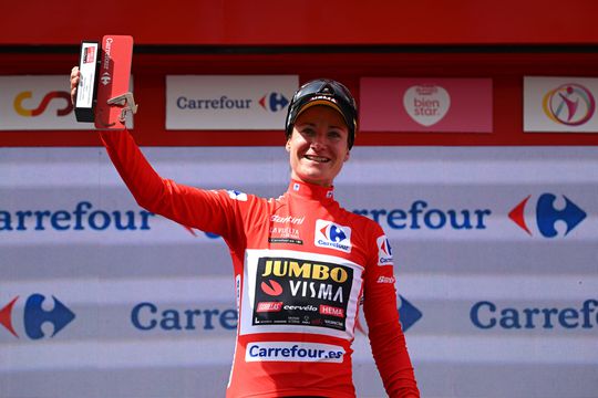 Marianne Vos geeft rode leiderstrui nog meer kleur met sprintzege in 3e rit Vuelta