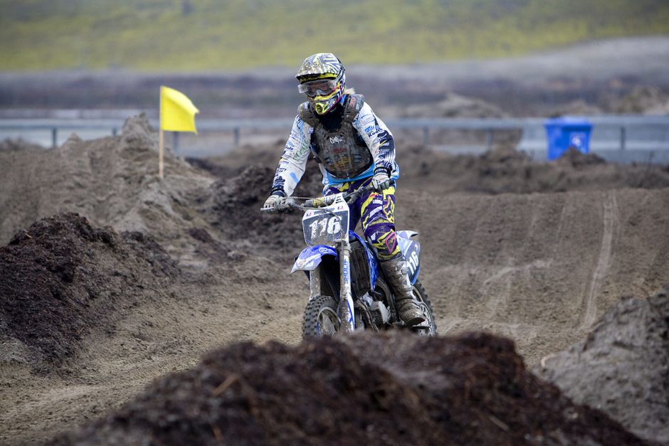 Jongetje (2) overleden na ongeluk motorcrossbaan: coureur belandde op vader en zoon