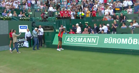 Lief! 'Bad boy' Nick Kyrgios geeft kapotgeslagen racket na zege weg aan fan