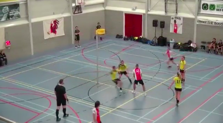 Korfballers eren Cruijff en doen strafworp in 'zijn' stijl (video)