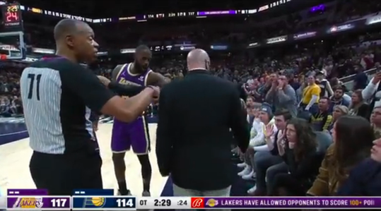 🎥 | LeBron James is Indiana Pacers-fans zat en laat officials hen wegsturen
