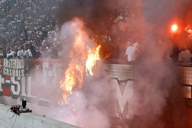 🎥 | Johan Cruijff Arena staat in de fik bij Klassieker! Spandoeken vatten vlam door vuurwerk
