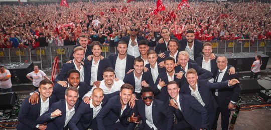 🎥 | Wat een feest! Spelers en staf FC Twente vieren samen met uitzinnige fans de 4e plek in Eredivisie
