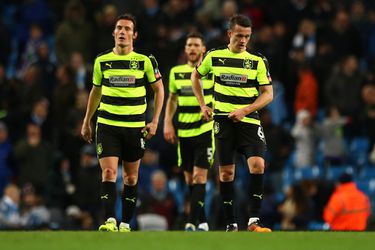 Huddersfield-middenvelder ligt 15 (!) minuten knockie op het veld (video)