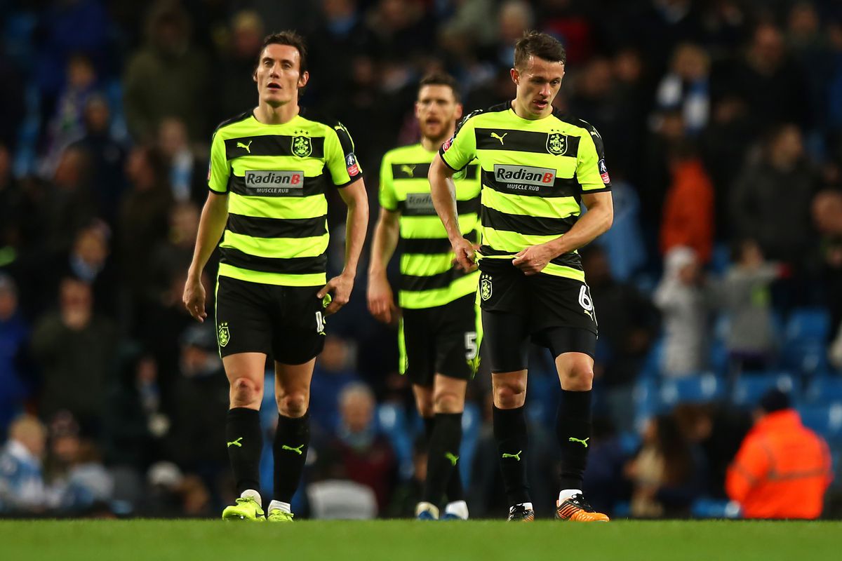 Huddersfield-middenvelder ligt 15 (!) minuten knockie op het veld (video)