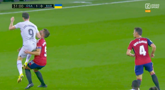 🎥 | Lewandowski krijgt rood tegen Osasuna na dolle 'elleboog van de week'-actie