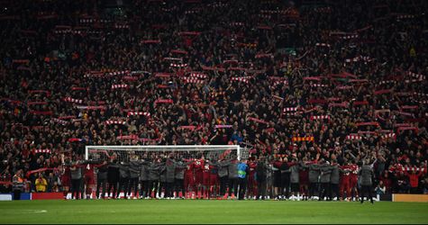 Fans en spelers zingen 'YNWA' na onvergetelijke avond in Liverpool (video)