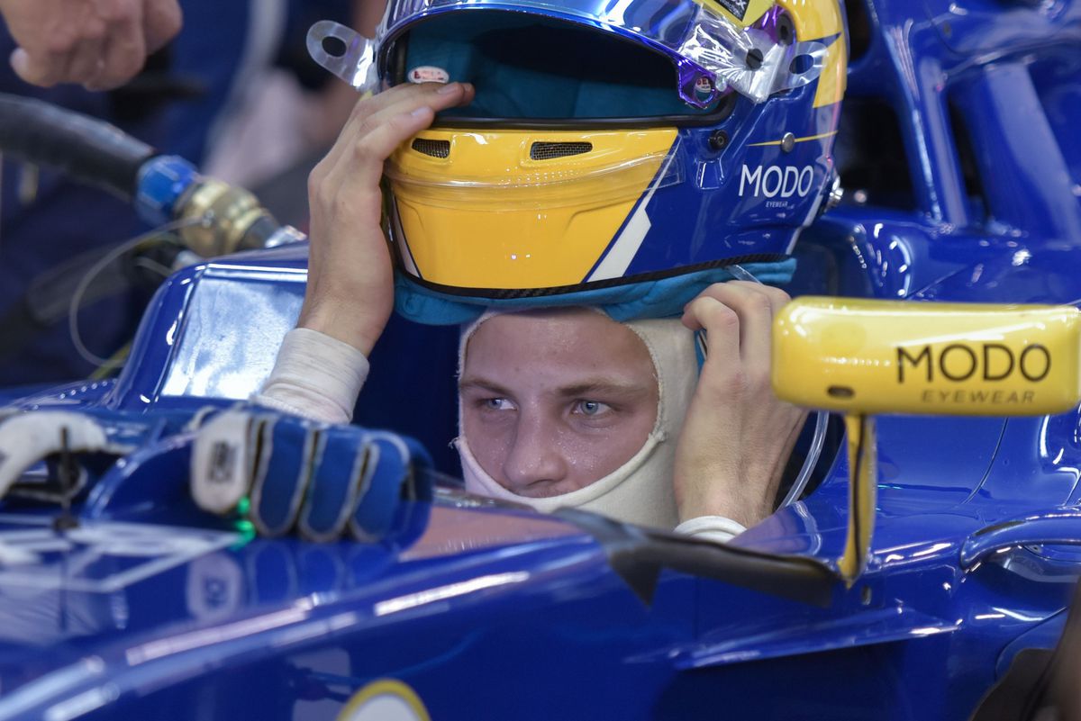 F1-coureur Ericsson loopt verwondingen op na fietsongeluk met dikke kip