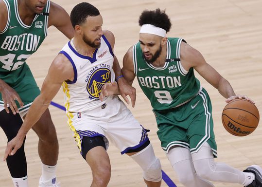 Stephen Curry trekt Golden State Warriors naar gelijke stand in NBA-finale