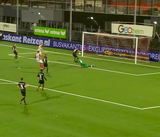 Blunder, bedankt! NEC-verdediger maakt eigen goal na megafout doelman Delle (video)