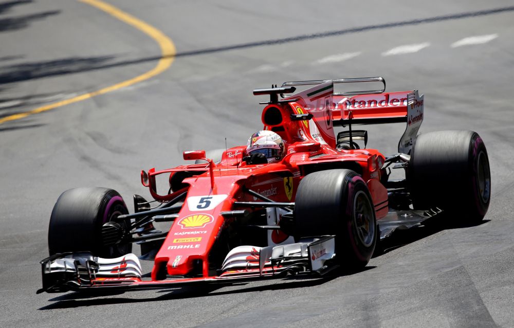 Oeps! Check hier hoe Vettel bijna vol in de muur knalt (video)