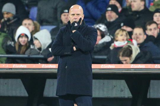 🎥 | Feyenoord-coach Arne Slot verklapt hoe hij gemis aanvoerder Kökçü gaat opvangen
