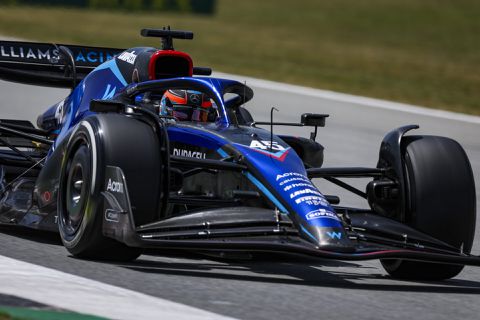 Gaat-ie, Latifi? Nyck de Vries is bij zijn F1-debuut sneller dan zijn teamgenoot